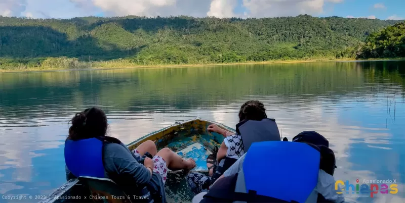 Recorrido en cayuco en Nahá, Ocosingo