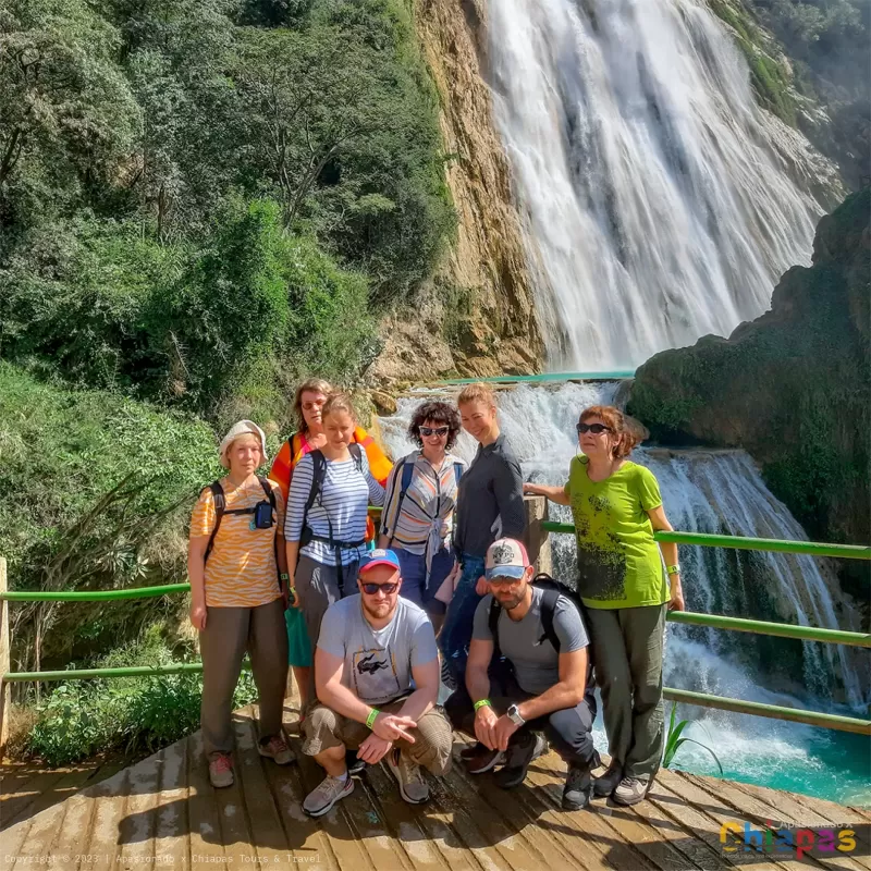 Turistas en el Mirador de la cascada el Chiflón