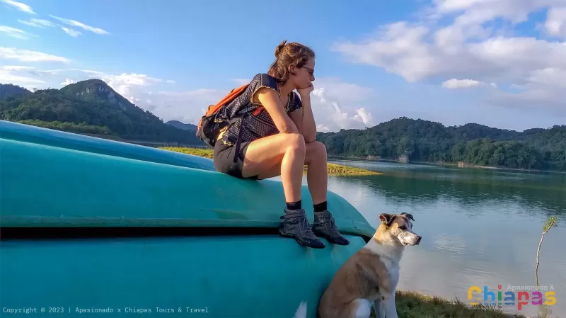 Turista con su mascota en laguna Metzabok