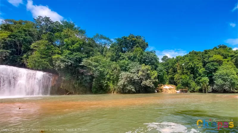 Camino a las cascadas de agua azul