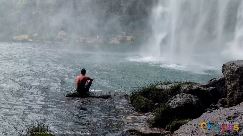 Hermosa cascada Misol-Ha, un paraíso natural en Chiapas con una caída de agua de 30 metros.