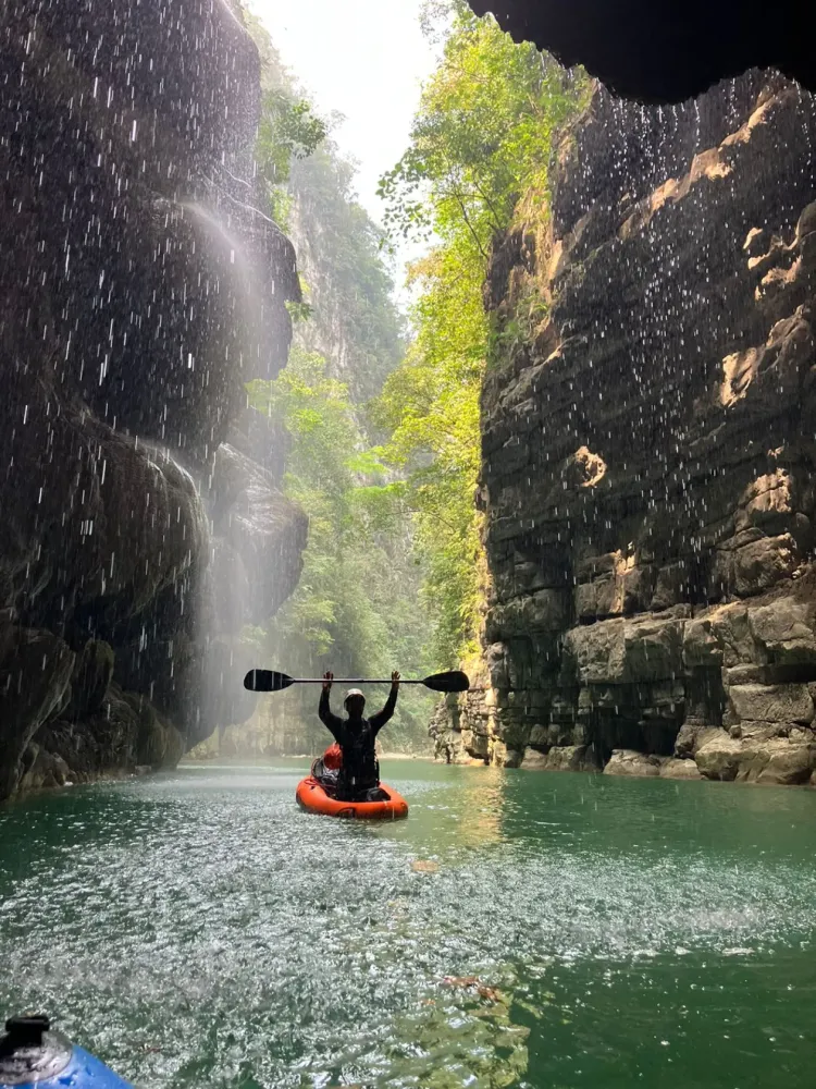 Arco del Tiempo con Kayak