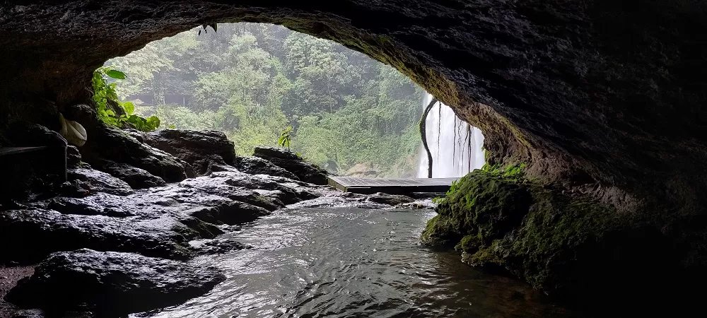 cascada de misol-ha entrada a una cueva