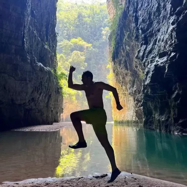 Historias Entrelazadas: Aventuras en el Arco Temporal