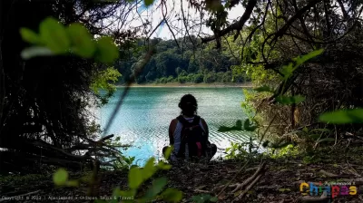 Turista viendo laguna Metzabok