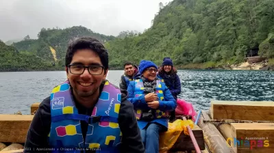 Selfie de turistas en lagos de montebello