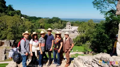 Explorando la Zona Arqueologica de palenque