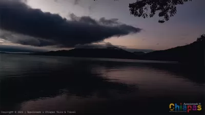 Vista de la anochecer en la Laguna miramar