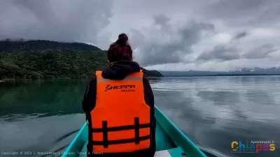 turista en un cayuco recorriendo miramar Laguna