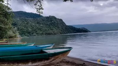 Cayuco en laguna miramar