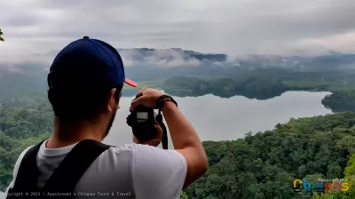 Turista tomando foto en Laguna Metzabok