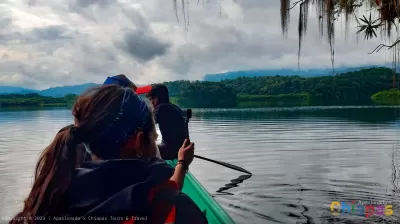 Turistas recorriendo la laguna metzabok