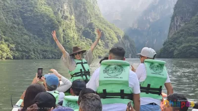 Paseo en lancha por el Cañón del Sumidero, una experiencia inolvidable entre sus majestuosos acantilados.