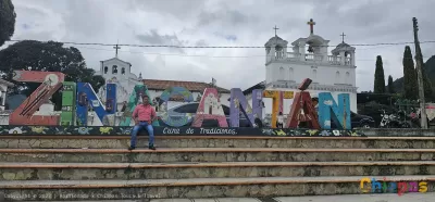 Turista visitando las letras de Zinacantan