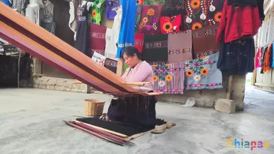 Mujer tejiendo en Zinacantan, Chiapas