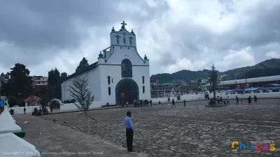 Vista completa de la iglesia en San Juan Chamula