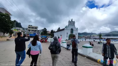 Turistas visitando el templo en San Juan Chamula