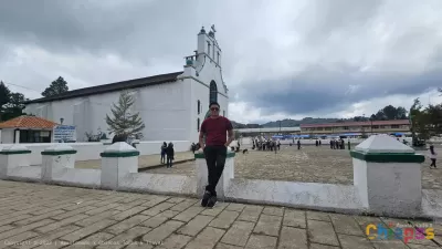 Turista en la iglesia de San Juan chamula