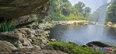 Refugio natural en la cascada Misol-Ha, un lugar perfecto para admirar la belleza de Chiapas.