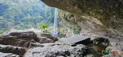 Sendero hacia la cascada Misol-Ha, con vista a su impactante cortina de agua y la cueva detrás de ella.