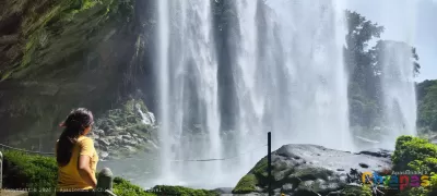 Majestuosa caída de agua en Misol-Ha, un destino ecoturístico en Chiapas lleno de vida y tranquilidad.