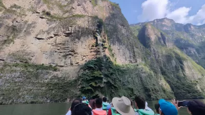 Navegando por el río Grijalva en el Cañón del Sumidero, rodeado del espectacular Arbol de navidad