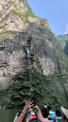 La imponente 'Arbol de navidad' en el Cañón del Sumidero, rodeada de rocas cubiertas de musgo.