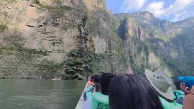 Arbol de navidad: con una vista increíble del valle y el río a lo lejos.