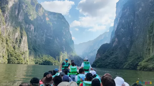 Mirador del Cañón del Sumidero, con una vista increíble del valle y el río a lo lejos.