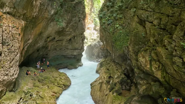 Caminata en las Cascadas de Agua Azul: Descubre la Puerta del Cielo en Chiapas
