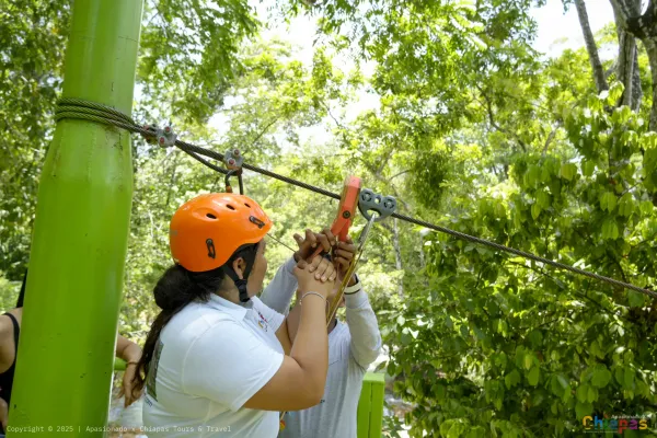 Aventura en la Tirolesa sobre las Cascadas de Agua Azul: ¡Vive la Emoción!