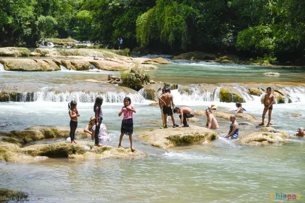 Baños Termales en las Cascadas de Agua Azul, Chiapas: Relájate en un Paraíso Natural