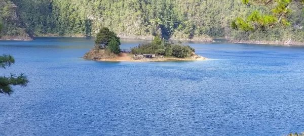 De la selva a los lagos: Chiapas de Lagos de Montebello como escape natural