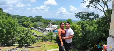 Palenque se ubica en el corazón del sureste de México, al noreste del estado de Chiapas, en una zona de selva tropical alta donde abundan cascadas y ríos